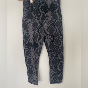 Lululemon Digital Snake print capri leggings